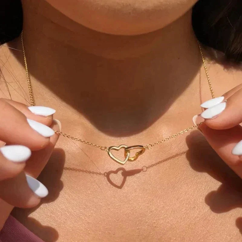 Colar Lovers Personalizável Dois Corações + Caixa Rosa Eterna de Brinde Colar Lovers Personalizável Dois Corações + Caixa Rosa Eterna de Brinde Importe Go 