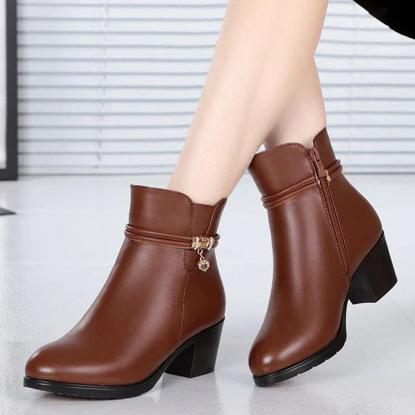 Bota Feminina em Couro Peluciada - CozyChic Bota Feminina em Couro Peluciada - CozyChic Importe Go 