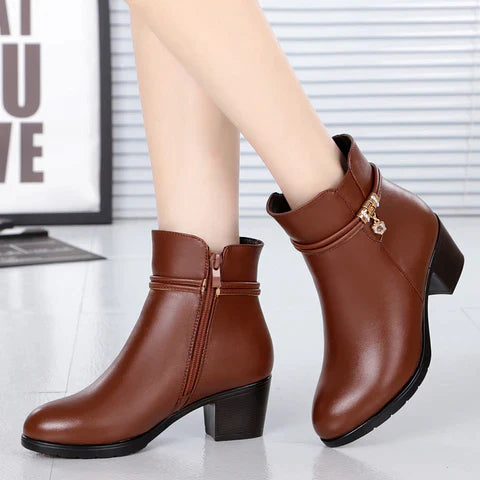 Bota Feminina em Couro Peluciada - CozyChic Bota Feminina em Couro Peluciada - CozyChic Importe Go 